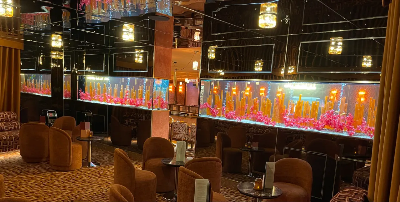 AS91_Restaurant-partition-aquarium-installation